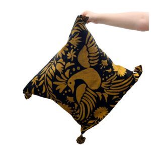 Cojín Pavorreal otomí - Base Negra con Bordado Amarillo